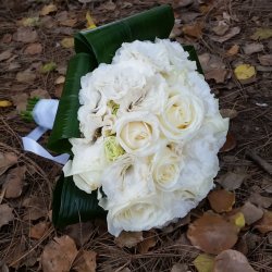 זר כלה ורדים וליזיאנטוסים בלבן