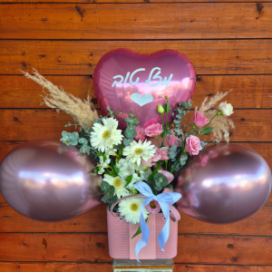 סידור פרחים ובלונים בסלסלה דקורטיבית