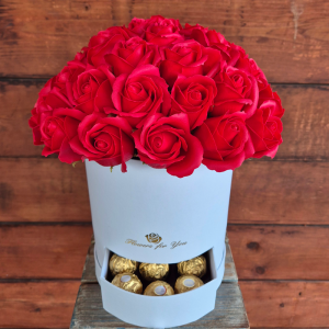 סידור פרחי סבון אדום בקופסא