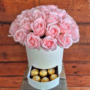 סידור פרחי סבון ורוד בקופסא