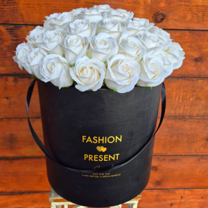 סידור פרחי סבון לבן גדול בקופסא