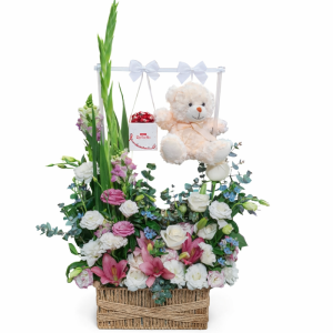 סידור פרחים מדורג+דובי ושוקולד