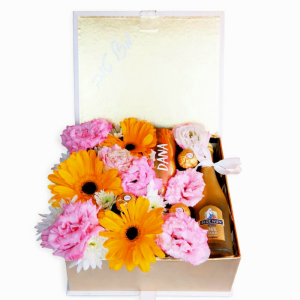 סידור פרחים בקופסת ספר נפתחת