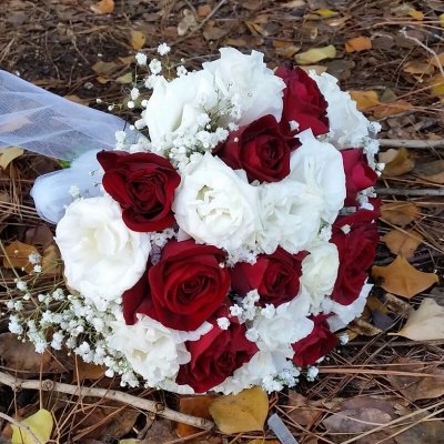 זר כלה באדום לבן