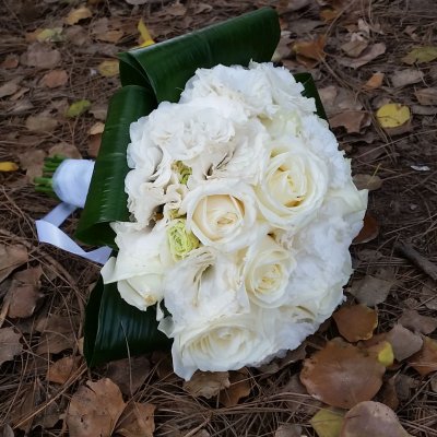 זר כלה ורדים וליזיאנטוסים בלבן