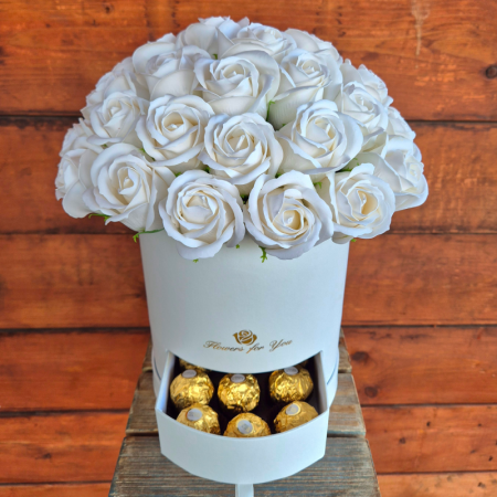 סידור פרחי סבון לבן בקופסא