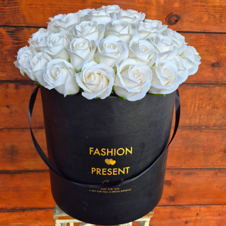 סידור פרחי סבון לבן גדול בקופסא